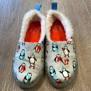 Super cute Toms Penguin fuzzy shoes size 12Y